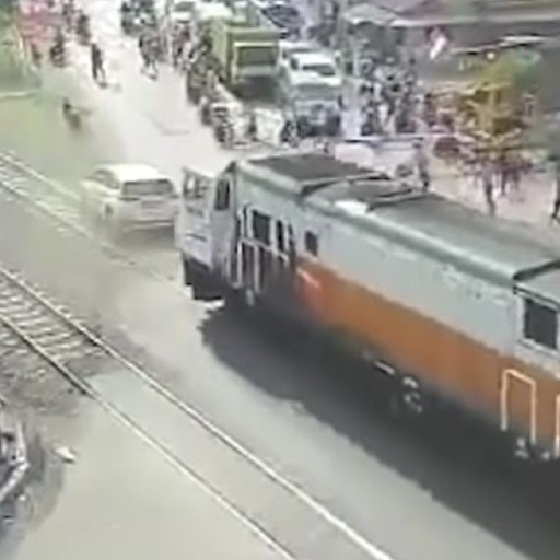 Kereta tabrak mobil, di tegal