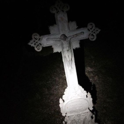 ♱