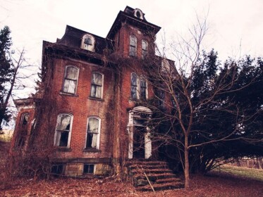 Halloween Haunted House  (WARNING IN DESCRIPTION)