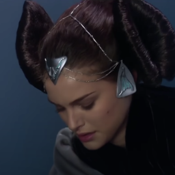 𝐄