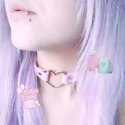 >_<