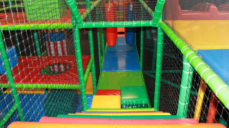 Biggest Roblox Indoor Playground Fun Rainbow Play screenshot 1