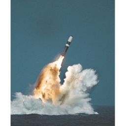 test du missile nucleaire sur  le porte avion