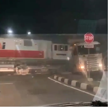 KA brantas tabrak truk di semarang