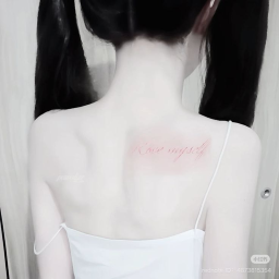 >_<