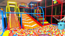 🏰 Odbijanie roli na placu zabaw w zamku 🏰