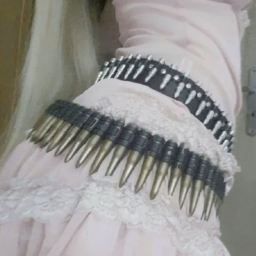 >_<