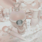 Ariadna's clothing
