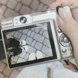 ❀
