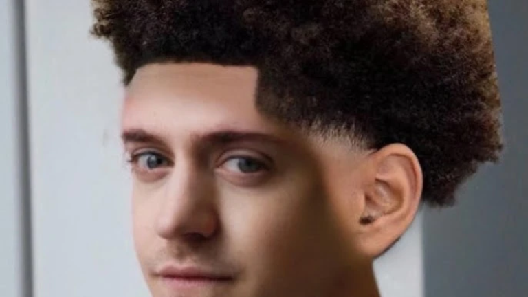 Wait in line to get a Low Taper Fade screenshot 3