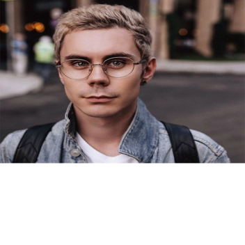 умный человек в очках обби