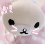 .>-<.