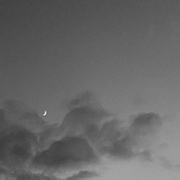☾