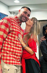 Taylor swift loves Travis kelce