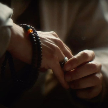 𝐄