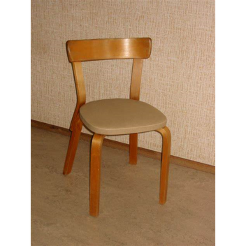 Colpisci i tuoi amici con una sedia sulle alture.