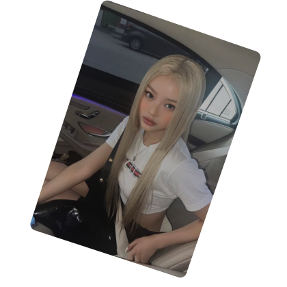 Blonde Hanni Photo card on your back Roblox item